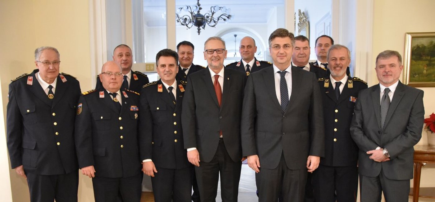 Predsjednik Vlade Andrej Plenković s predstavnicima Hrvatske vatrogasne zajednice 